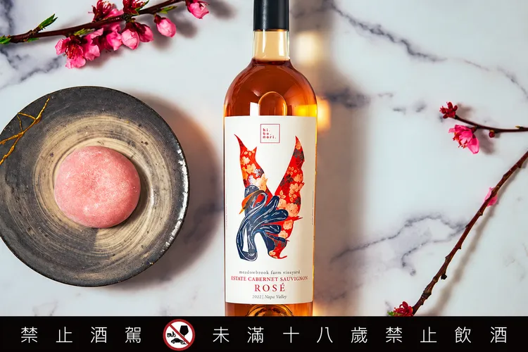火鳳凰粉紅酒以卡本內蘇維翁釀成，酒標採日式設計。業者提供