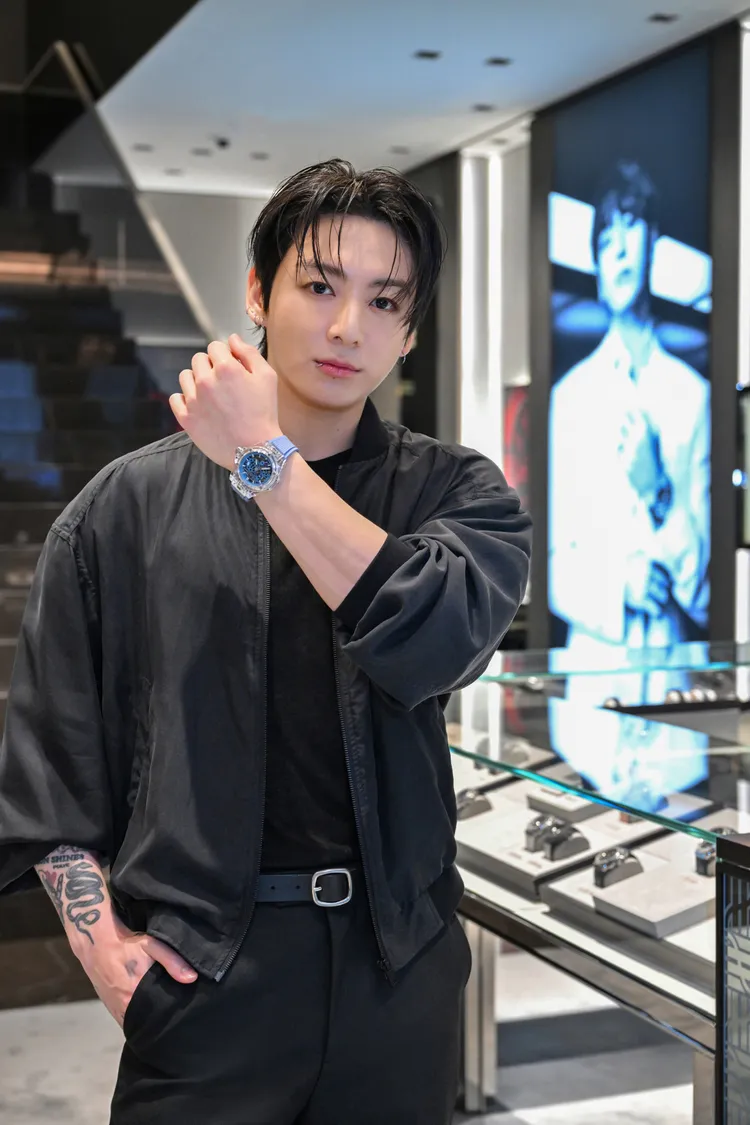 柾國配戴Hublot Big Bang Meca-10十日鍊天空藍寶石腕錶。品牌提供