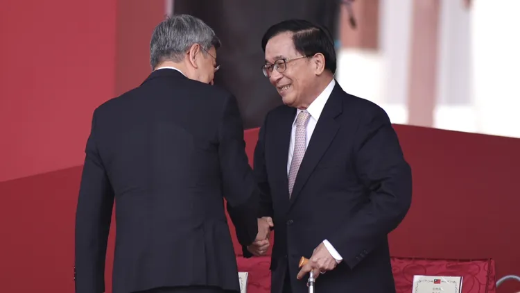 前總統陳水扁（右）昨出席國慶大典，與前副總統陳建仁握手。彭欣偉攝
