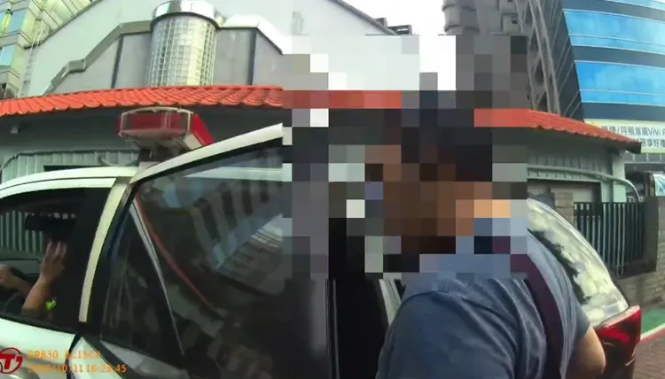 男子被帶回派出所。翻攝畫面