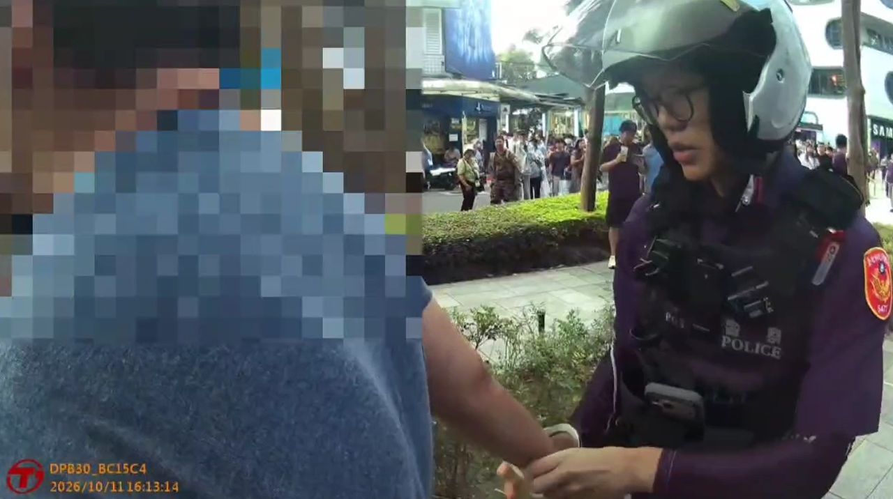 北市光華商場外有人被上銬!民眾圍觀 警還原現場狀況