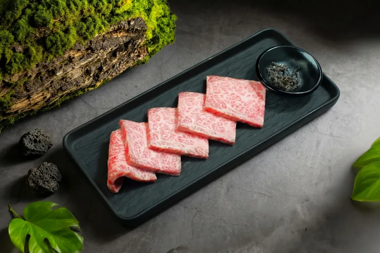 出示餐廳發票消費兌換A5和牛蕾絲厚燒。森森燒肉提供