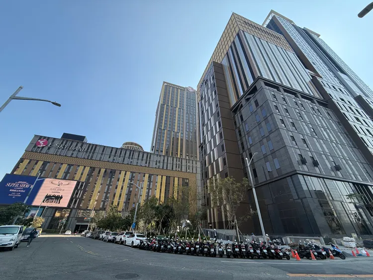 京城持有土地周邊已被義联卡位，現有土地無論規劃商辦或商場，面積都太小且被鄰近富邦與義联商辦及商場夾擊。葉家銘攝