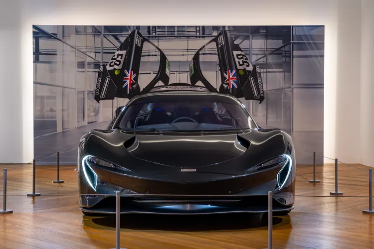 McLaren Speedtail採用Ueno Grey特殊塗裝，呼應1995年59號F1 GTR冠軍賽車的經典形象。業者提供