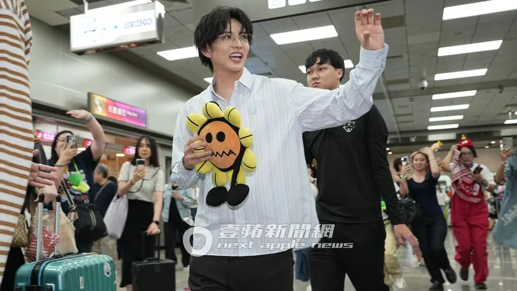 佐藤大樹拿著象徵已故成員中尾翔太的「FAN太郎」娃娃，隔空合比愛心寵粉。彭欣偉攝