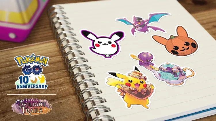《Pokémon GO》萬聖節活動推出主題貼圖，訓練家可透過旋轉寶可補給站轉盤、開啟友情禮物取得，也可在遊戲內商店購買。《Pokémon GO》提供