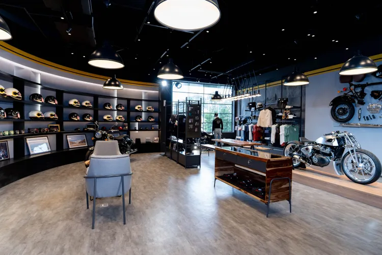 高雄旗艦店整合新車展示、品牌服飾及原廠配件專區，提供南台灣騎士完整的賞車與購物空間。業者提供