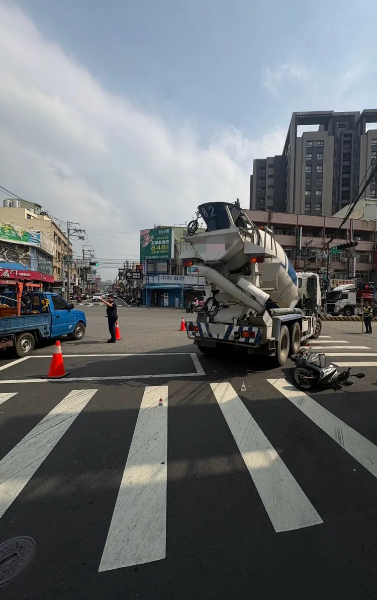 水泥車右轉時撞上右側欲直行的機車。民眾提供