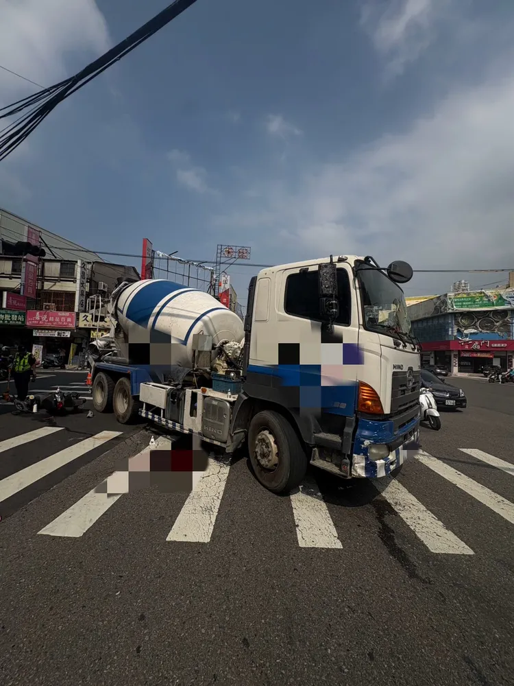 陳男被壓在水泥車底當場死亡。民眾提供