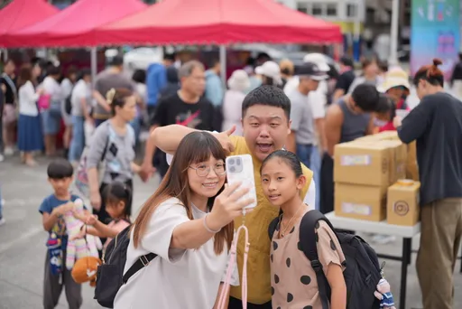 網紅豆比登返鄉辦市集爆人潮　颱風攪局仍湧5萬人