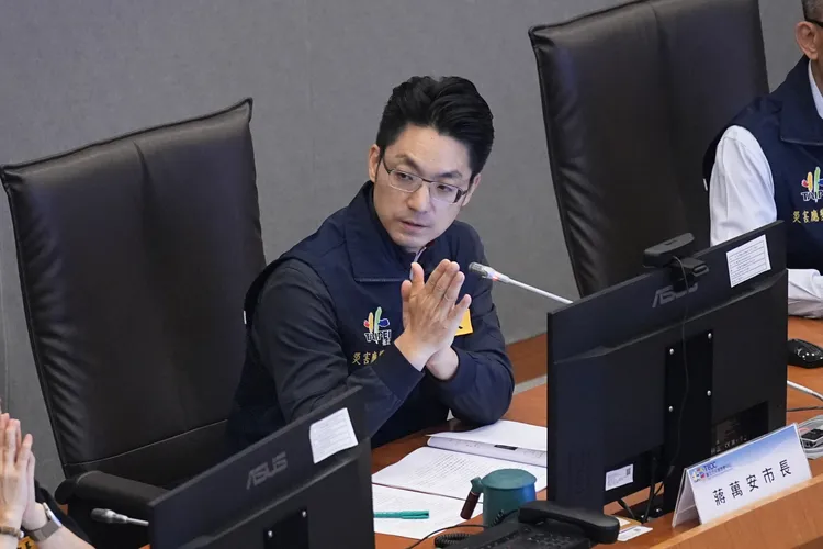 蔣萬安今上午換上眼鏡主持薔琵颱風第4次工作會報。彭欣偉攝