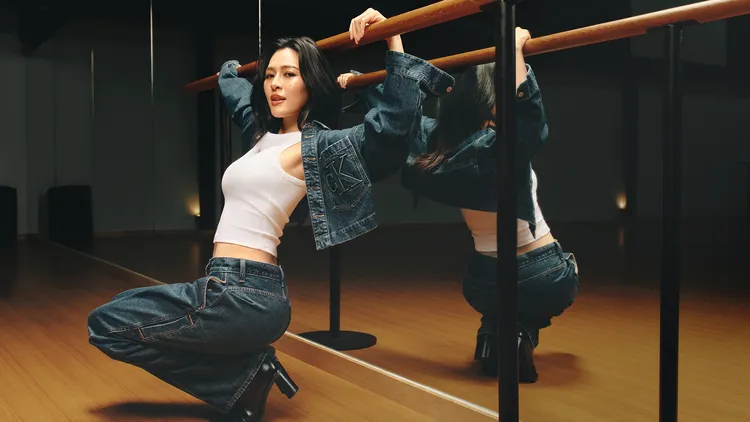 鄺玲玲以Calvin Klein丹寧褲展現自信曲線。品牌提供