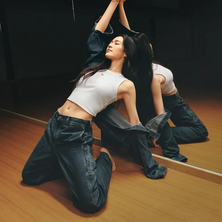 鄺玲玲以Calvin Klein丹寧褲展現自信樣貌。品牌提供