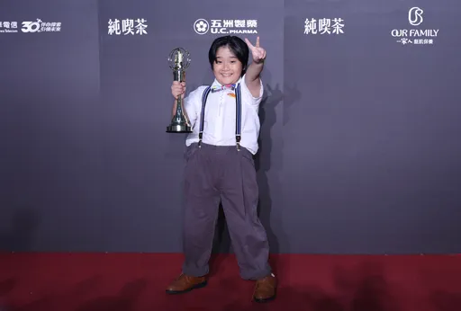 金鐘獎最萌得主！9歲龍步晞披毯領獎超可愛