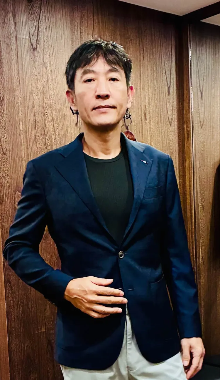 于冠華秀出女兒送他的訂製西裝。摘自臉書