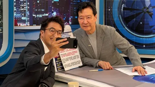 沈伯洋自拍iPhone裸機被認出　網笑：Apple終於可清庫存