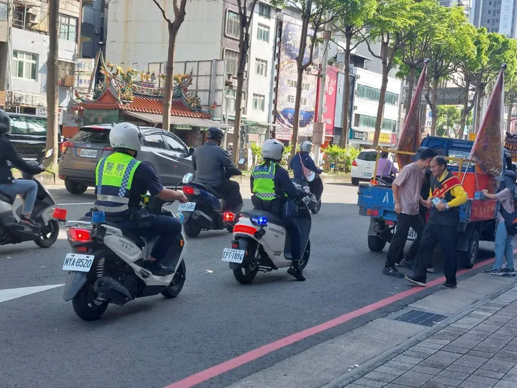 警方機動交管。桃園警分局提供