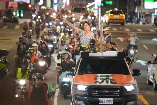 沈伯洋首場車掃人潮塞爆中山大同！天橋站滿人　「洋流」車龍綿延200公尺