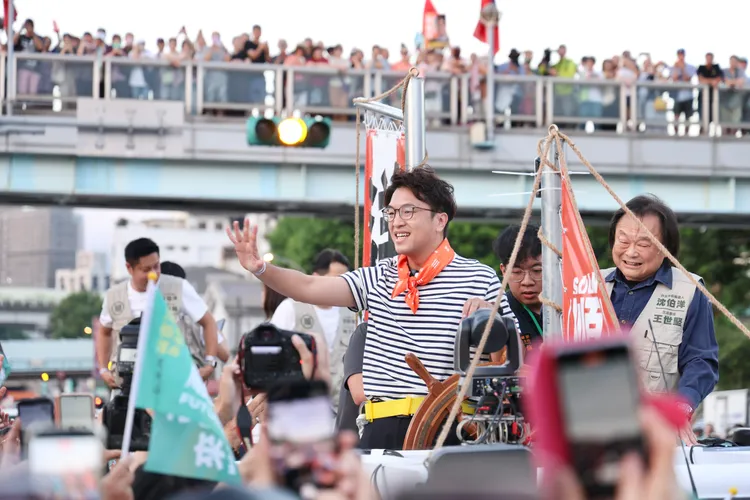 沈伯洋今啟動車掃。記者莊宗達攝