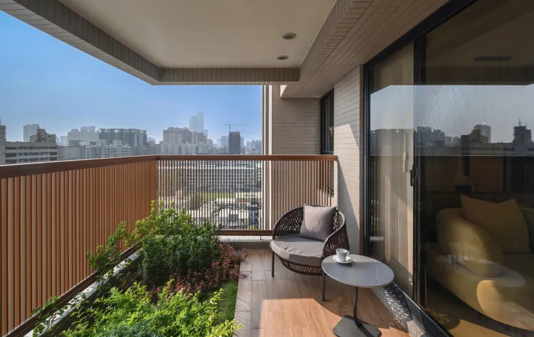 從建案設計細膩度可看出建商用心程度，如陽台外圍墩不可高過落地窗臺墩，預防陽台積淹水。慶旺建設提供