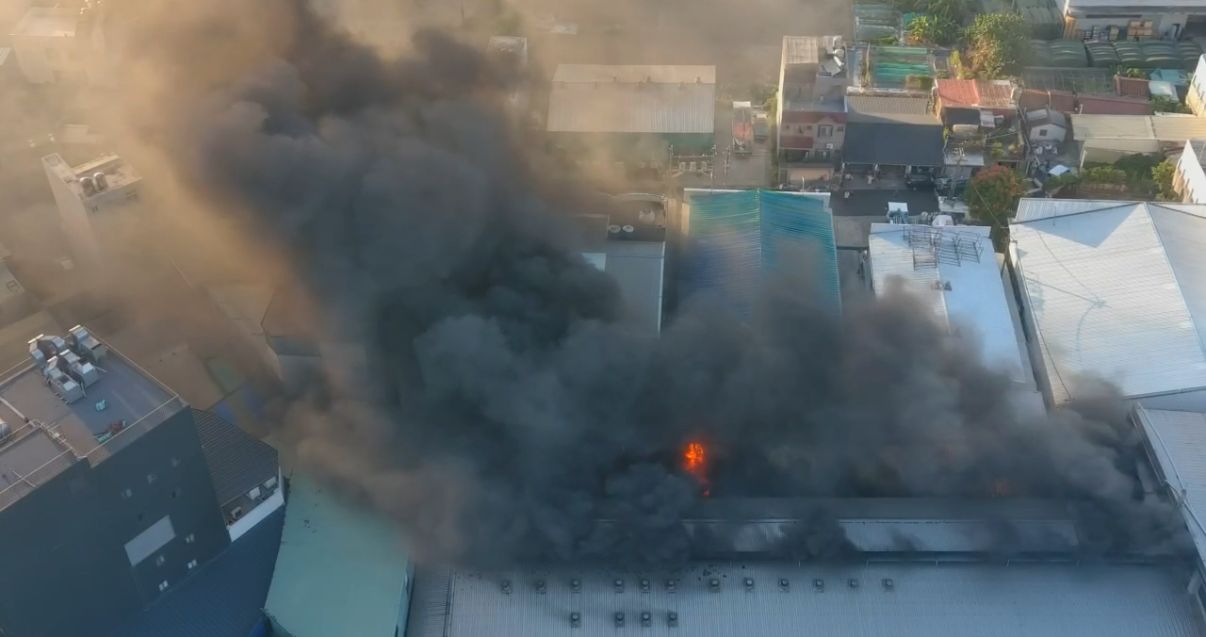 竹北台元科技園區驚傳火警!優鼎科技鐵皮工廠起火 大片黑煙直竄天際