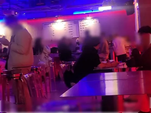 口罩男酒吧內「襲臀抹精液」猥褻女客遭逮　辯「原本要去廁所沖掉」警不採信