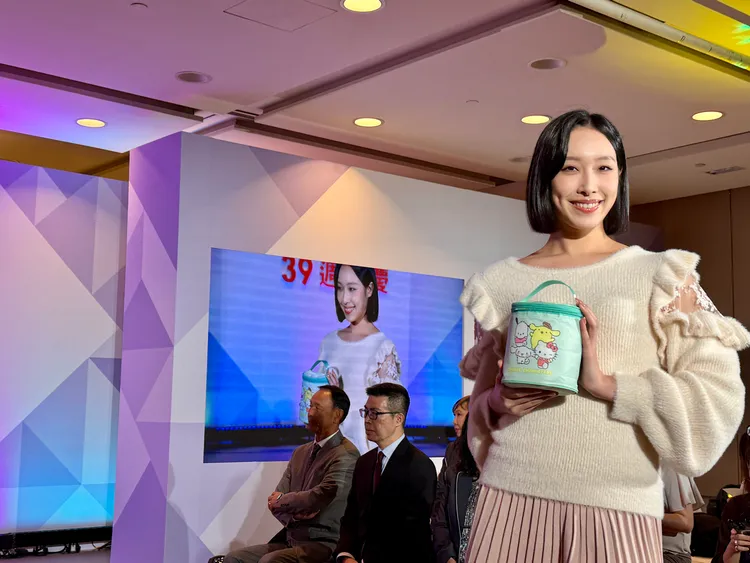 遠東SOGO週年慶找來三麗鷗Hello Kitty合作，推出便當盒帶等6款來店禮可免費拿。莊偉祺攝