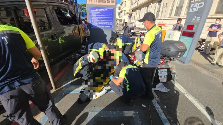 警消趕抵後立刻將傷者送往醫院。葉先鵬攝