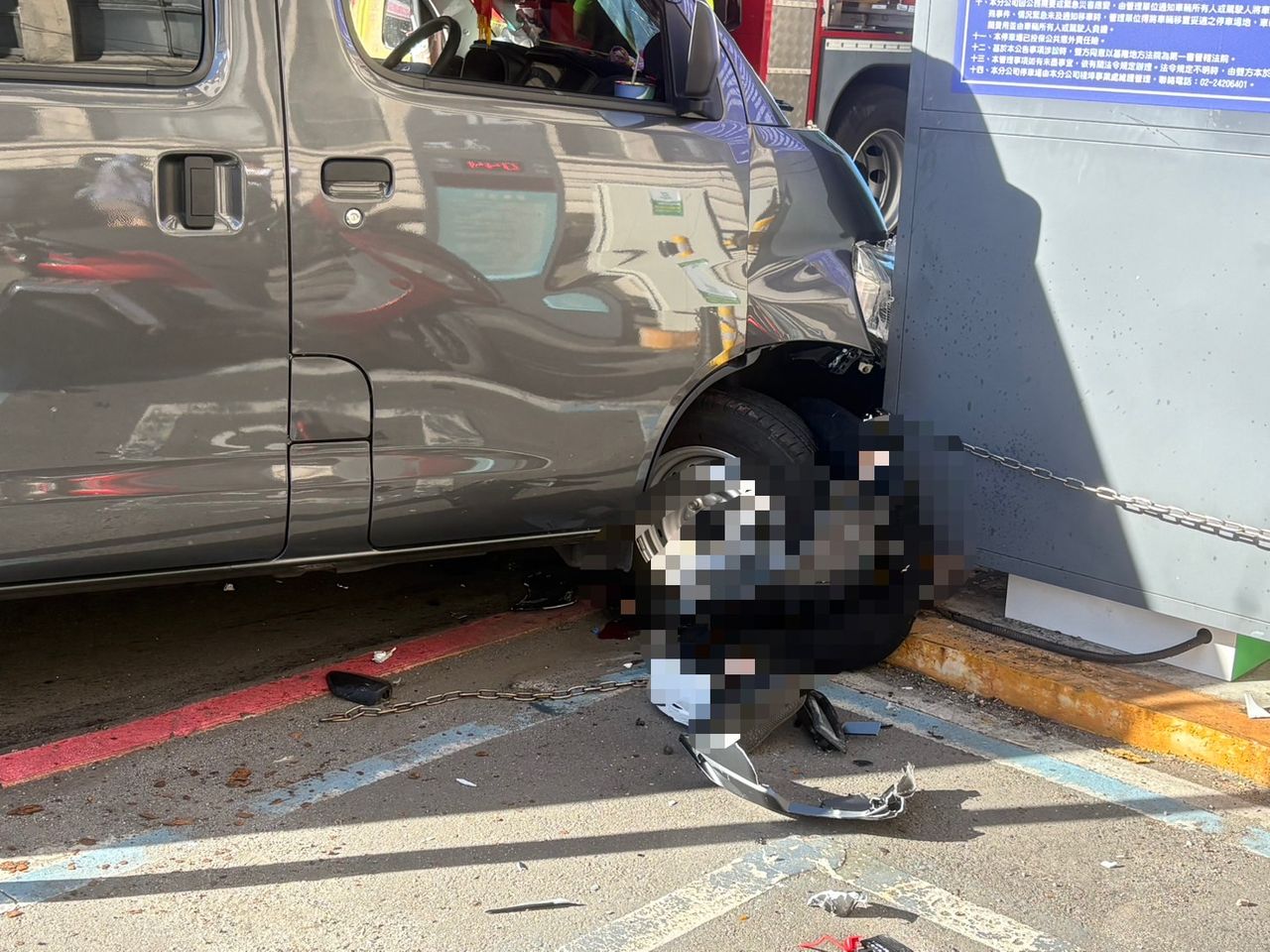 基隆嚴重車禍!女騎士遭捲車底 全身鮮血命危送醫
