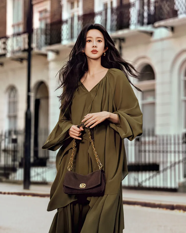 孟子義近日以一身飄逸造型搭配MICHAEL KORS Bryant包。品牌提供