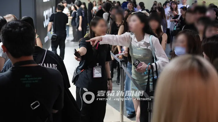 VIP票價的粉絲在專屬快速周邊商品區域排了超久的隊，卻被告知關櫃，氣得上前理論。彭欣偉攝