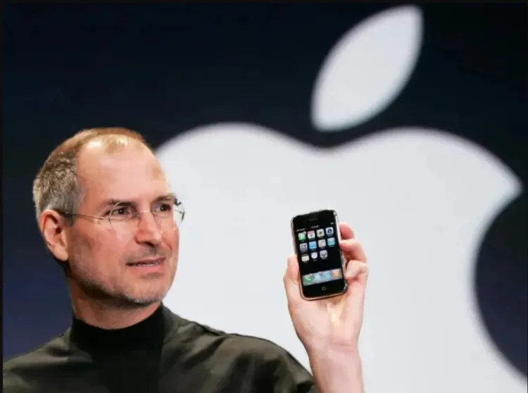 賈伯斯秀出第1代iPhone手機。美聯社