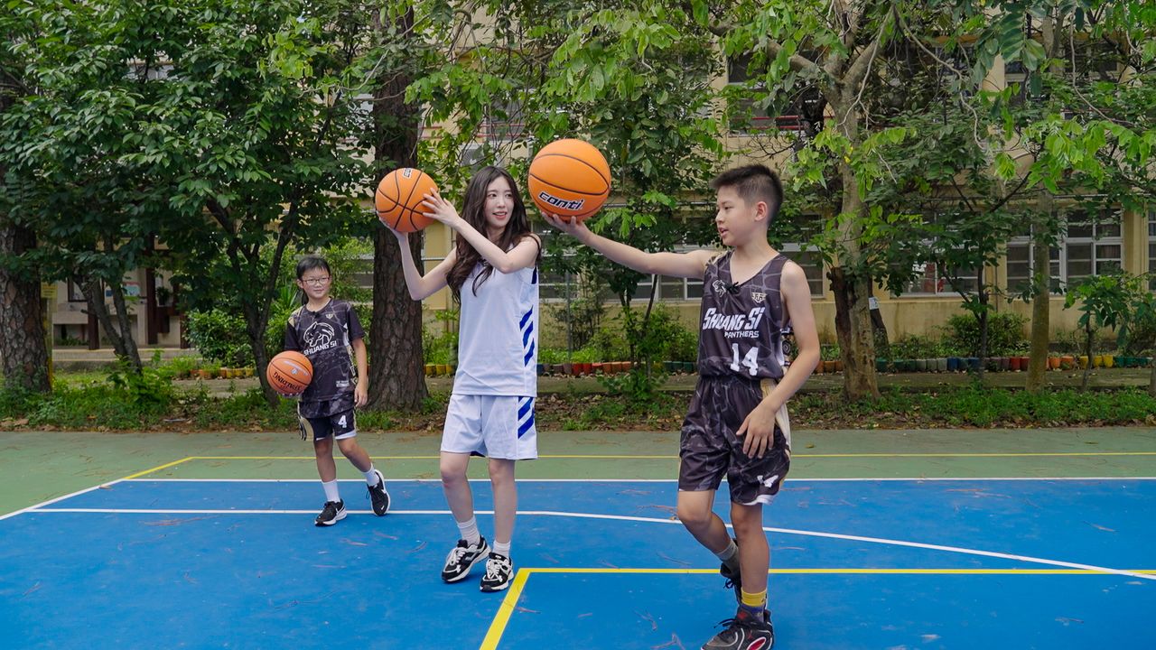 韓國女星操爆 尹到怡陪台灣偏鄉孩子練球汗流不停