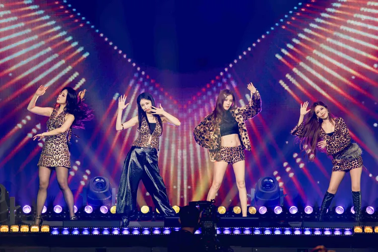 T-ARA 難得以完整體之姿合體開唱，一連獻唱〈Bo Peep Bo Peep〉、〈Roly-Poly〉等經典人氣歌曲。網銀國際影視提供