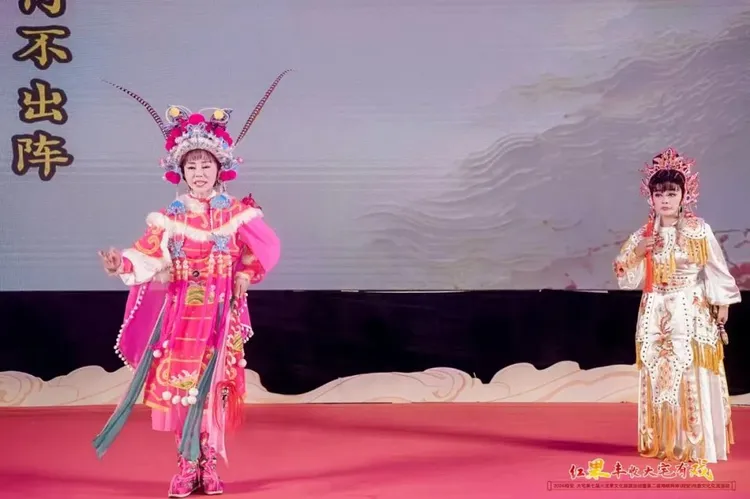 狄鶯（左）和姊姊狄玫同台演出歌仔戲《樊梨花大戰三女將》。翻攝翔安發布微博