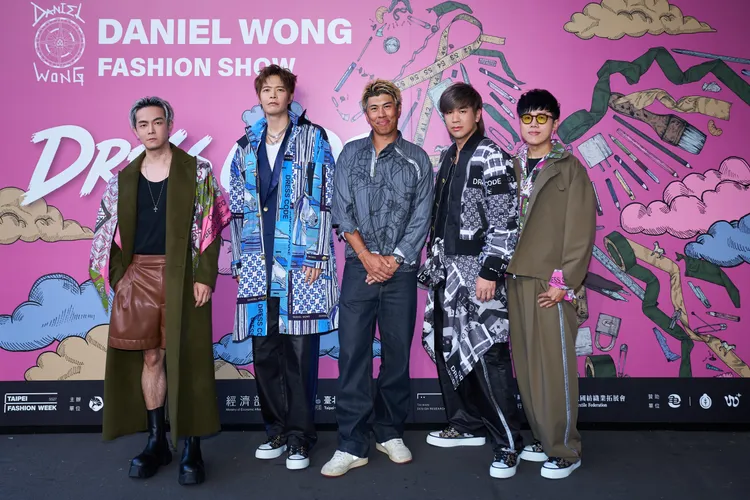 八三夭4名團員與設計師Daniel Wong（中）合影。品牌提供