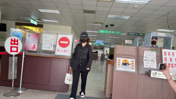 邱薏瑄昨天到高院出庭。讀者提供