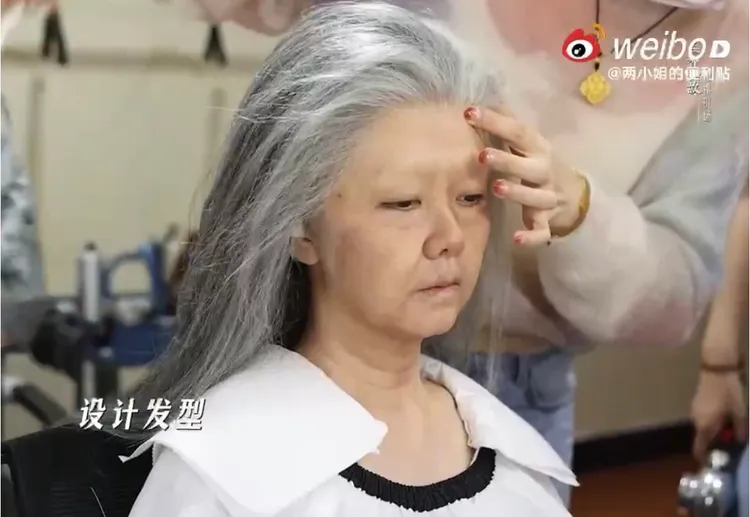 譚松韻戴上銀白假髮，老妝接近完成。翻攝自「兩小姐的便利貼」微博