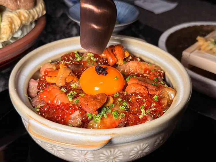 「近江牛胭脂蝦雲丹釜醋飯」海陸雙饗一次滿足。陳揚盛攝