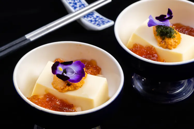 前菜「秋梨海葡萄雲丹豆腐」清爽又開胃。二本松餐飲集團提供