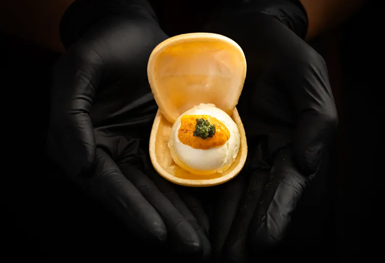 甜品「北海道鮮乳冰淇淋．雲丹海鹽最中」鹹中帶甜。二本松餐飲集團提供