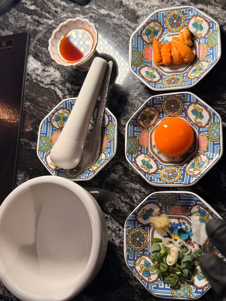 特製雲丹月見祕醬結合生食級雞蛋、蔥花、蒜泥、蘿蔔泥、桔醋醬及手工現磨雲丹。陳揚盛攝