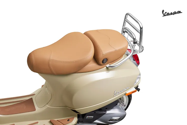 LX 125 V特仕版採用前後分離式座墊，座高降低至780mm，兼顧騎士上下車便利性與雙載需求。業者提供