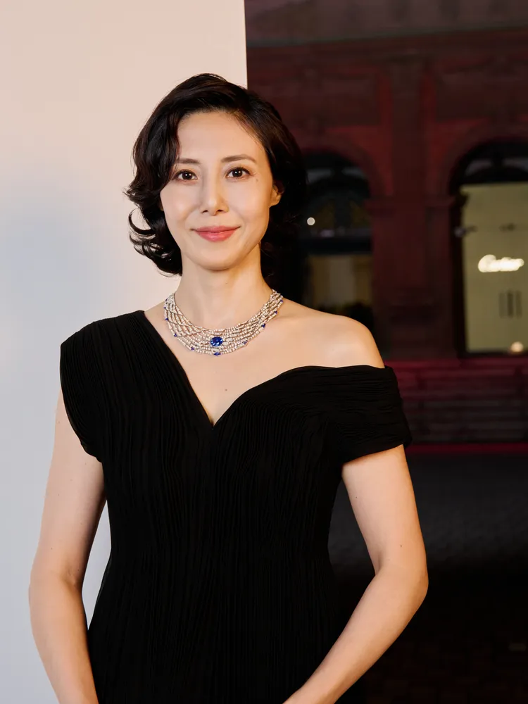 日劇女神松嶋菜菜子詮釋象徵深海洋流的Pelagia項鍊。品牌提供