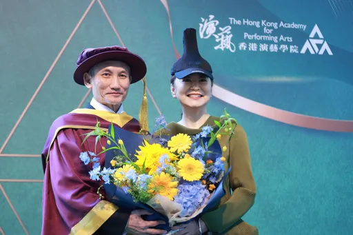 林青霞驚喜現身美翻！親獻花祝賀徐克　感性喊：這份榮耀也獻給施南生