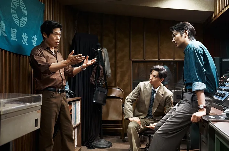 柳海真（左起）《暗殺者(們) 》飾演目睹槍擊案的刑警，朴海日、李敏鎬是追查真相的社會線記者。翻攝HIVE media corp