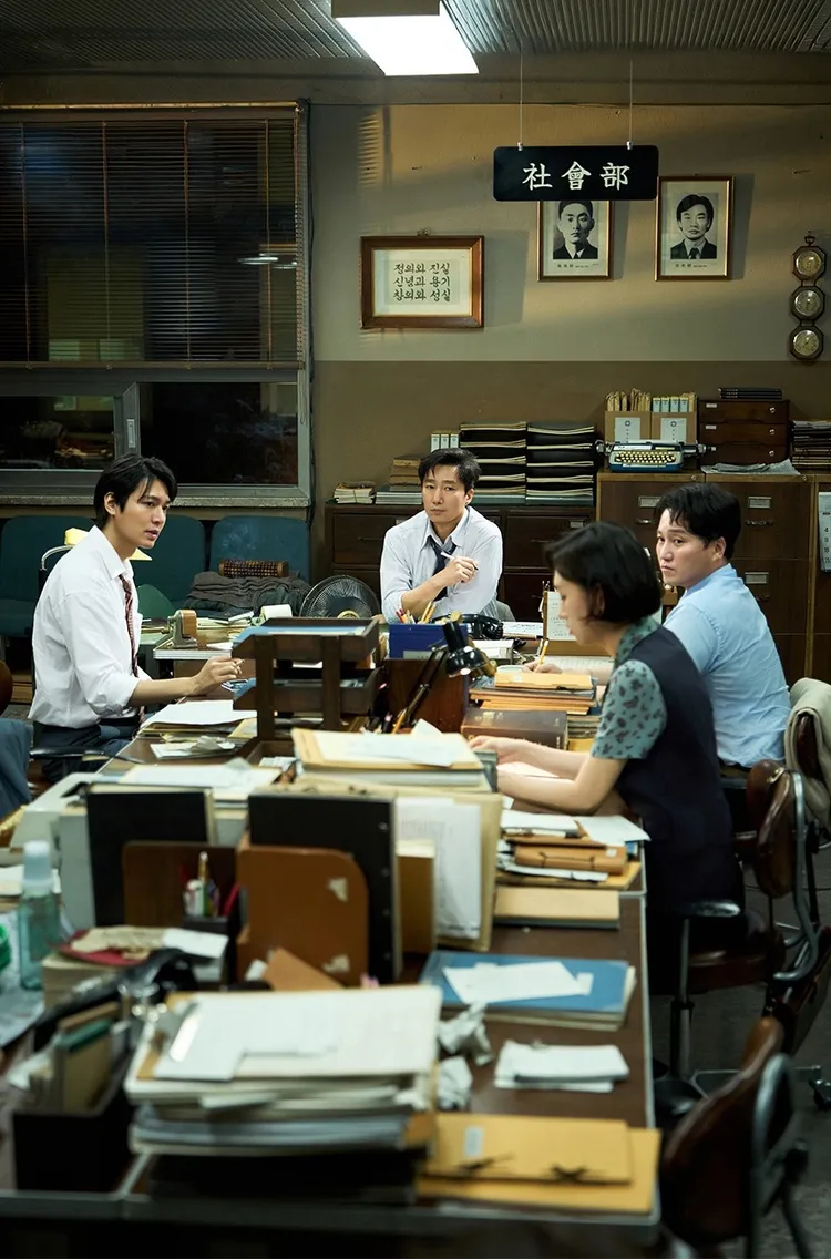 《暗殺者(們)》以《東城日報》社會組為主軸，部長朴海日（左二）帶領李敏鎬（左）、金大明、柳惠英追查槍擊案 。翻攝HIVE media corp