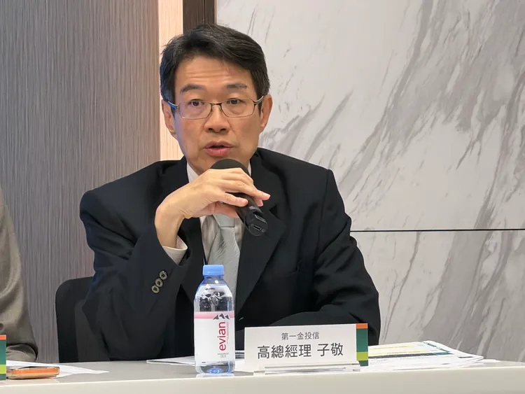 第一金投信總經理高子敬指出，四家公股投信合併後，公募基金加計代操業務，整體管理資產規模約5000億元，國內公募基金規模排名約第12名，未來目標躋身前10大，甚至挑戰第8名，並將整合各家投信的產品及研究優勢，提升市場競爭力。呂承哲攝