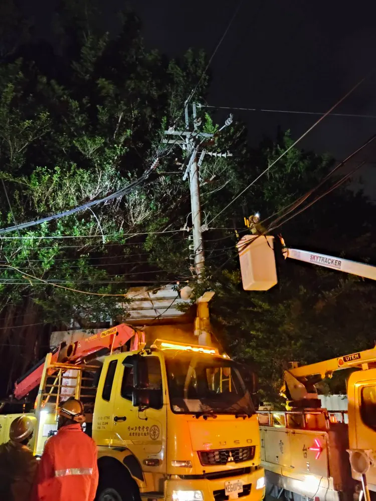 考量入夜後，北部及東北部可能受颱風影響較劇，台電已啟動跨區支援機制，調度中南部工作班北上支援。圖為台電同仁於台北市士林區延平北路八段2巷進行斷線搶修作業。台電提供