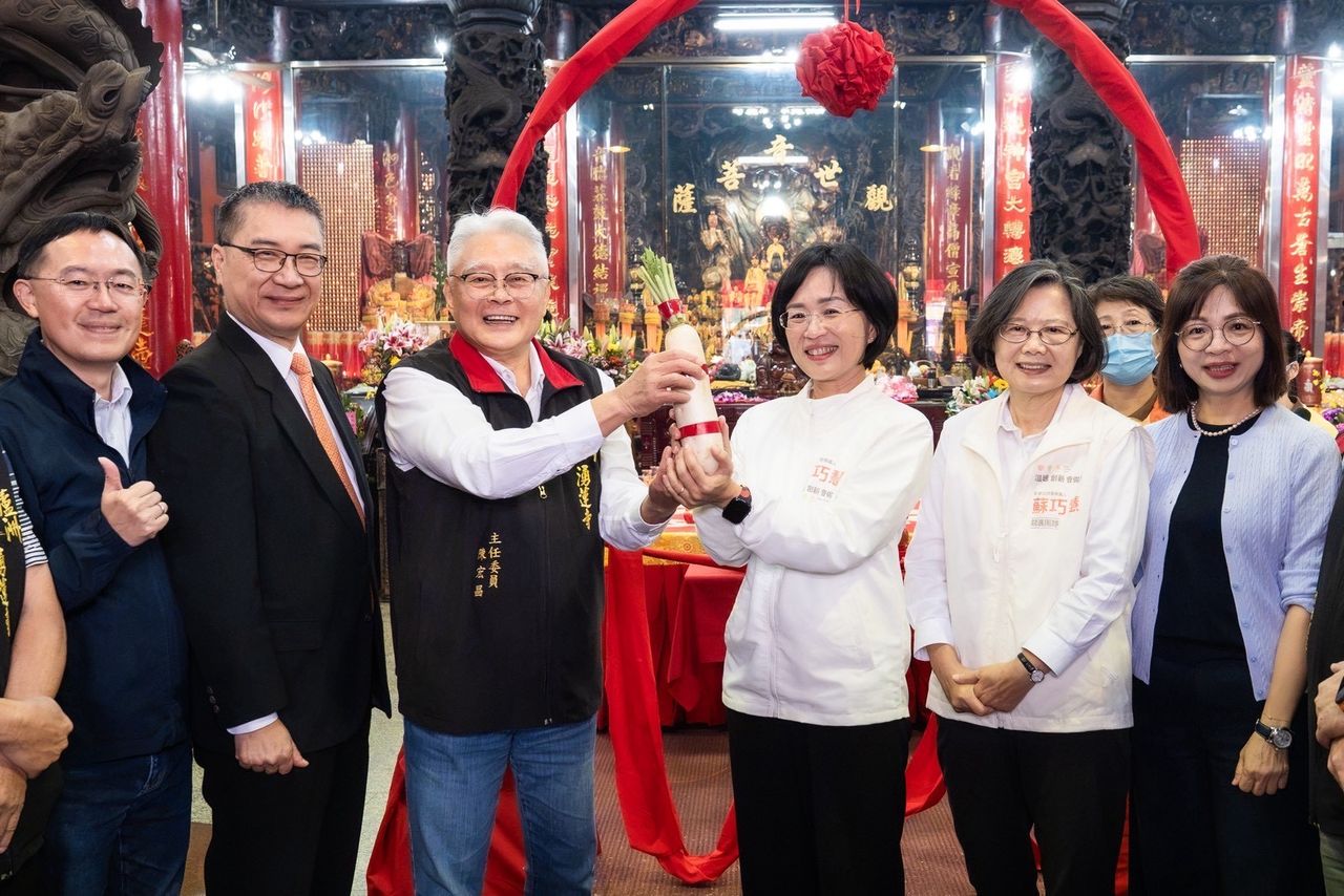 蔡英文陪蘇巧慧參拜讚「首位新北女市長」 前藍營立委送菜頭相挺
